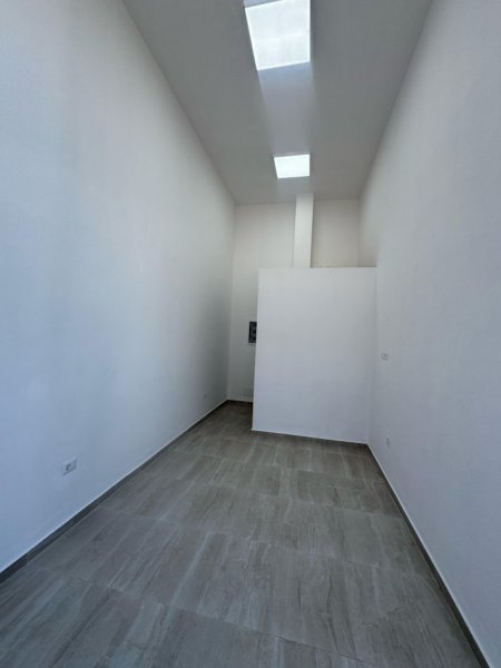 Tirane, jepet me qera ambjent biznesi Kati 0, 35 m² 350 € (komuna e parisit, pran kompleksit olimpik)