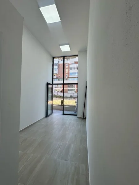 Tirane, jepet me qera ambjent biznesi Kati 0, 35 m² 350 € (komuna e parisit, pran kompleksit olimpik)