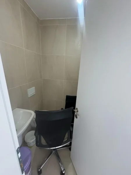 Tirane, jepet me qera ambjent biznesi Kati 0, 35 m² 350 € (komuna e parisit, pran kompleksit olimpik)