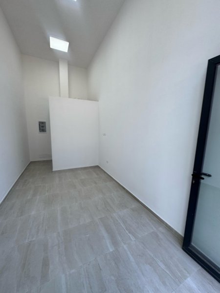 Tirane, jepet me qera ambjent biznesi Kati 0, 35 m² 350 € (komuna e parisit, pran kompleksit olimpik)