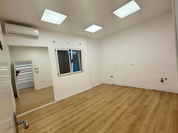 Ofrohet me qira super vile per biznes Vile 5+1+Ballkon , 200 m² 2.000 € (Komuna e Parisit)