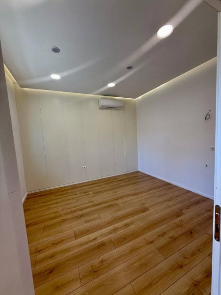 Ofrohet me qira super vile per biznes Vile 5+1+Ballkon , 200 m² 2.000 € (Komuna e Parisit)