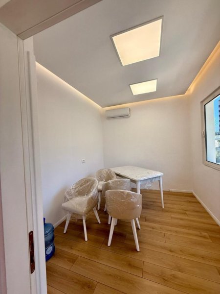 Ofrohet me qira super vile per biznes Vile 5+1+Ballkon , 200 m² 2.000 € (Komuna e Parisit)