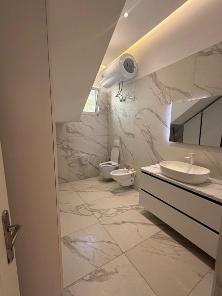 Ofrohet me qira super vile per biznes Vile 5+1+Ballkon , 200 m² 2.000 € (Komuna e Parisit)