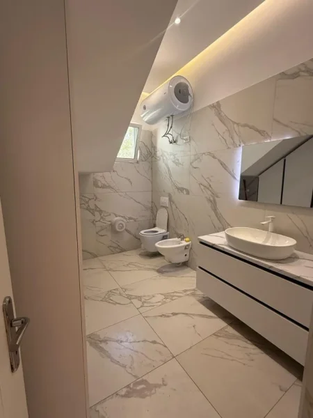Ofrohet me qira super vile per biznes Vile 5+1+Ballkon , 200 m² 2.000 € (Komuna e Parisit)