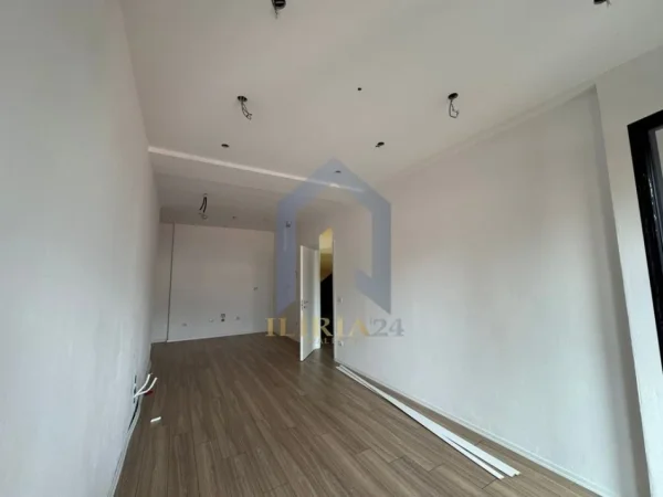 Tirane, jepet me qera apartament 1+1+Ballkon Kati 3, 65 m² 800 € (Rruga e Kavajes "Tirana Garden Building")