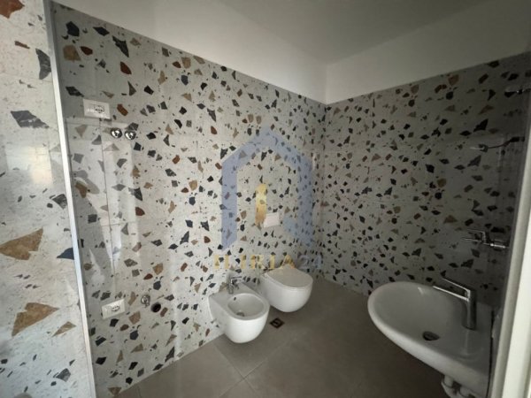 Tirane, jepet me qera apartament 1+1+Ballkon Kati 3, 65 m² 800 € (Rruga e Kavajes &quot;Tirana Garden Building&quot;)