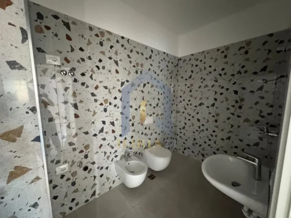 Tirane, jepet me qera apartament 1+1+Ballkon Kati 3, 65 m² 800 € (Rruga e Kavajes "Tirana Garden Building")