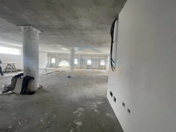 Shkozet, jepet me qera ambjent biznesi Kati 0, 450 m² 3.500 € ( Durres)