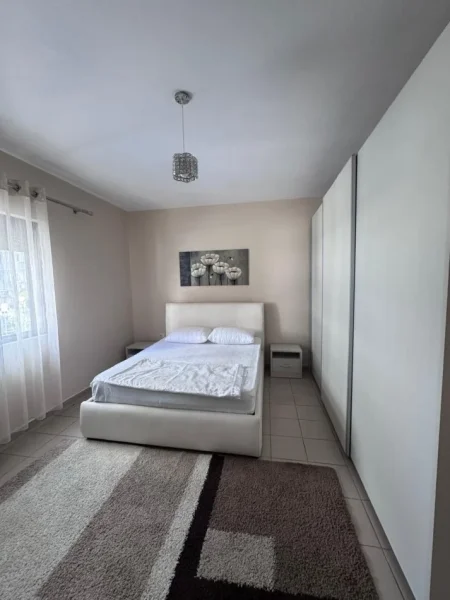 Tirane, jepet me qera apartament 1+1+Ballkon Kati 2, 80 m² 400 € (Ne fund te rruges Don Bosko prane Neptunit)