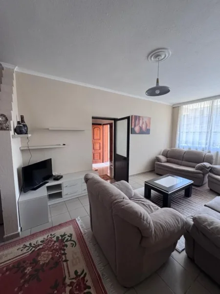 Tirane, jepet me qera apartament 1+1+Ballkon Kati 2, 80 m² 400 € (Ne fund te rruges Don Bosko prane Neptunit)