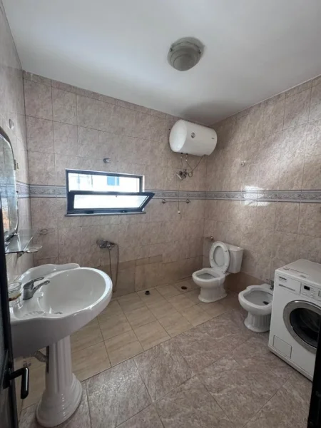 Tirane, jepet me qera apartament 1+1+Ballkon Kati 2, 80 m² 400 € (Ne fund te rruges Don Bosko prane Neptunit)