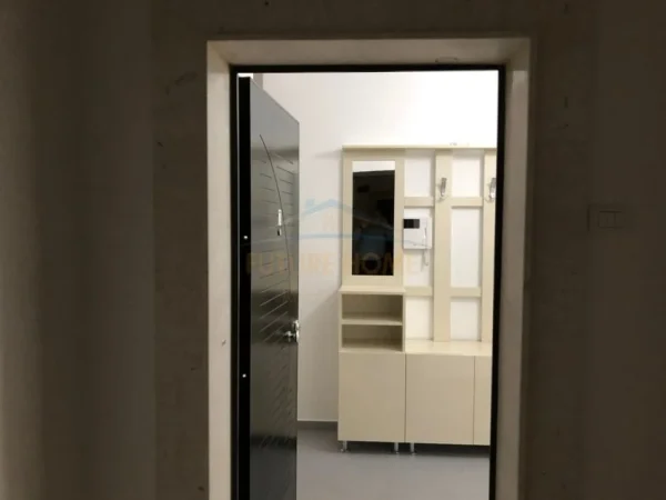 Tirane, shitet apartament 3+1 Kati 3, 169 m² 500.000 € (Sauk)