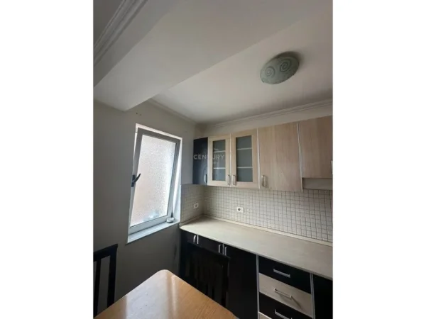 Tirane, jepet me qera apartament Kati 6, 80 m² 600 € (Pazari i Ri)