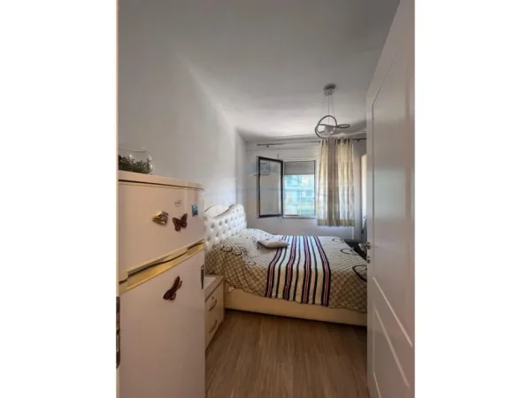 Tirane, shitet apartament 1+1 Kati 5, 140.700 € 