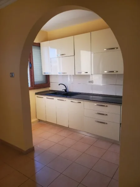 Tirane, shes apartament 3+1 Kati 2, 120.000 € (pandi dardha)