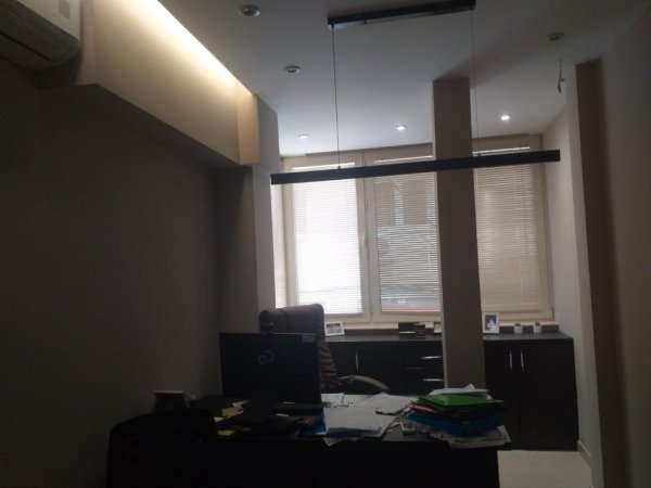 Tirane, jepet me qera zyre Kati 1, 600 € (Myslym Shyri)