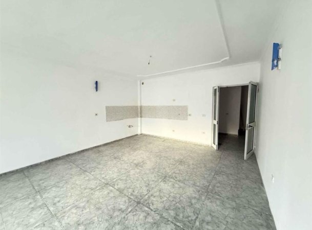 Tirane, shes apartament 3+1 Kati 5, 164 m² 298.000 € (komuna e parisit)