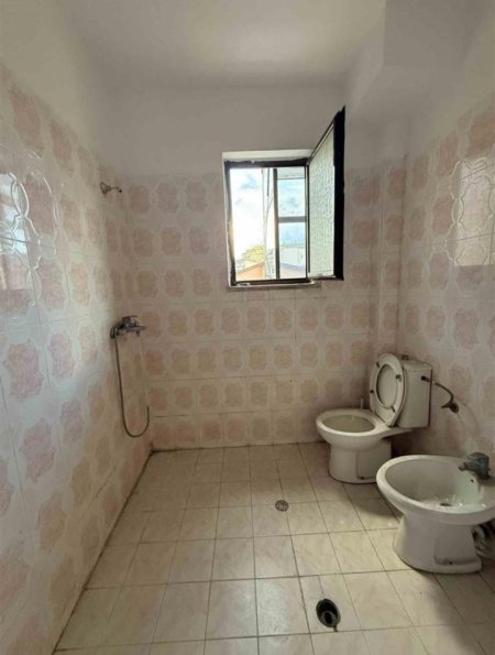 Tirane, shes apartament 3+1 Kati 5, 164 m² 298.000 € (komuna e parisit)