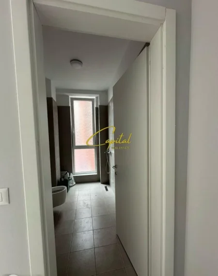 Tirane, jepet me qera zyre Kati 1, 122 m² 1.500 € (STACIONI TRENIT)