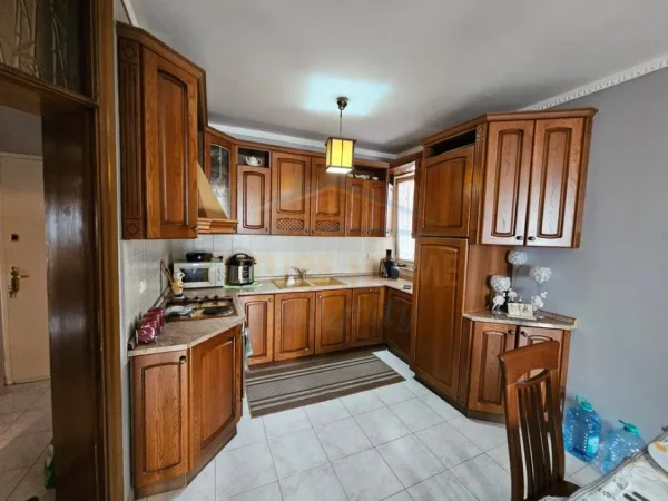 Tirane, shitet apartament 2+1+Ballkon Kati 5, 92 m² 178.000 € (RRUGA E DIBRES)