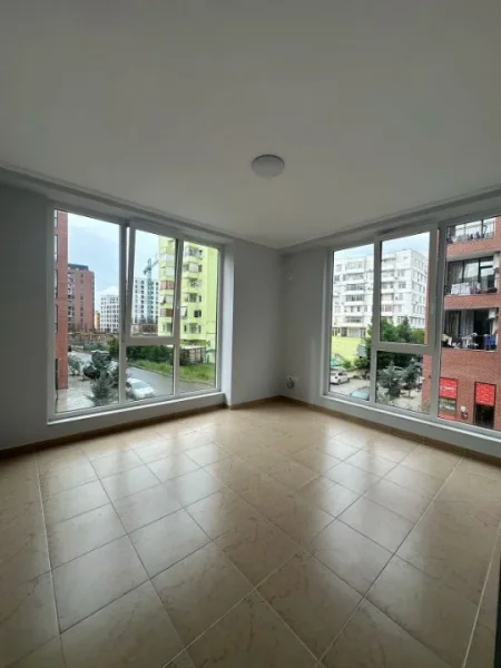 Tirane, jepet me qera ambjent biznesi Kati 1, 121 m² 1.500 € (Stacioni i Trenit)