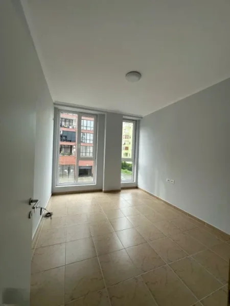 Tirane, jepet me qera ambjent biznesi Kati 1, 121 m² 1.500 € (Stacioni i Trenit)