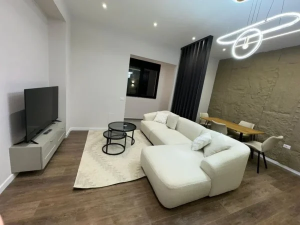 Tirane, jepet me qera apartament 1+1+Ballkon Kati 1, 85 m² 700 € (Kodra e diellit)