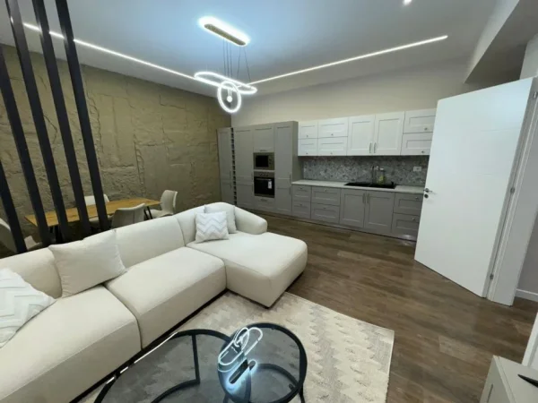 Tirane, jepet me qera apartament 1+1+Ballkon Kati 1, 85 m² 700 € (Kodra e diellit)