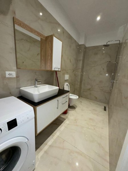 Tirane, jepet me qera apartament 1+1+Ballkon Kati 1, 85 m² 700 € (Kodra e diellit)