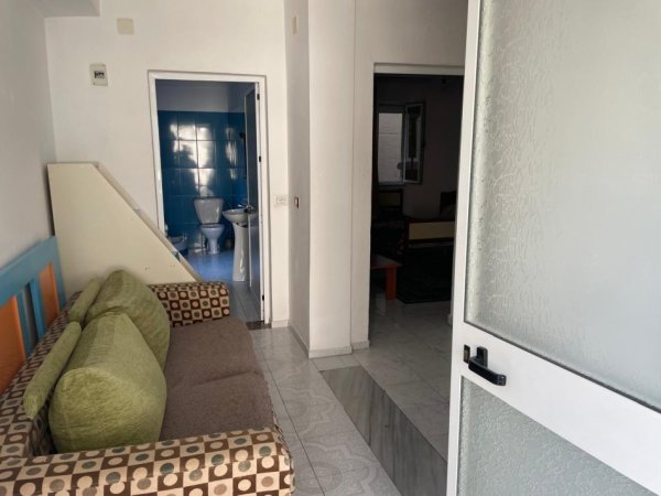 Tirane, jepet me qera apartament 1+1 Kati 0, 38 m² 300 € (Stacioni i Trenit)