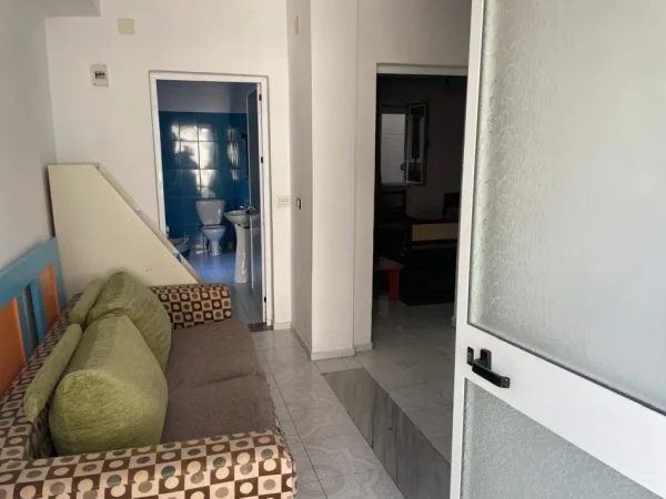 Tirane, jepet me qera apartament 1+1 Kati 0, 38 m² 300 € (Stacioni i Trenit)