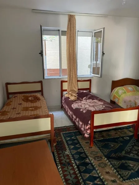 Tirane, jepet me qera apartament 1+1 Kati 0, 38 m² 300 € (Stacioni i Trenit)