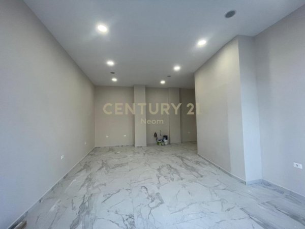 Tirane, jepet me qera dyqan Kati 0, 53 m² 450 € (Laprake)