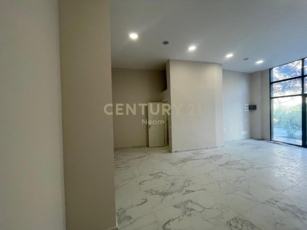 Tirane, jepet me qera dyqan Kati 0, 53 m² 450 € (Laprake)