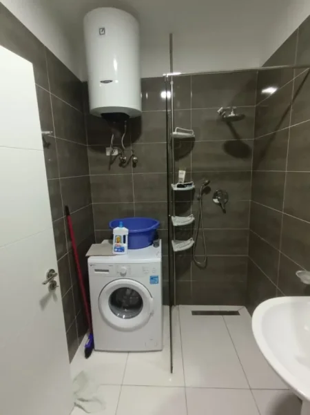 Tirane, jepet me qera apartament 1+1+Ballkon Kati 2, 70 m² 500 € (Green city)