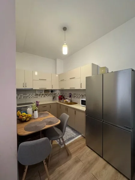 Tirane, jepet me qera apartament 2+1 Kati 2, 87 m² 400 € (Fresk)