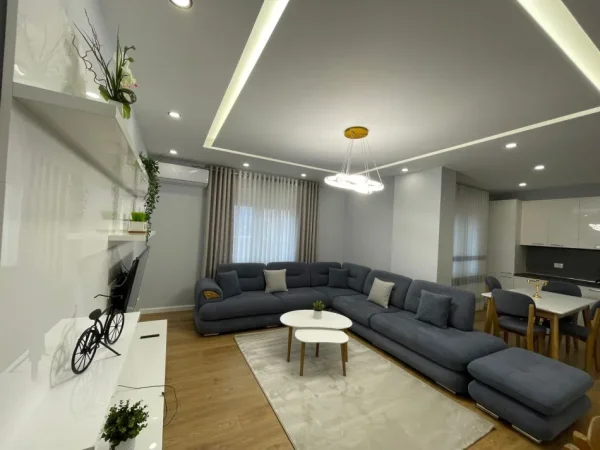 Tirane, jepet me qera apartament 2+1+Ballkon Kati 4, 120 m² 800 € (Rruga Muhamed Gjollesha)