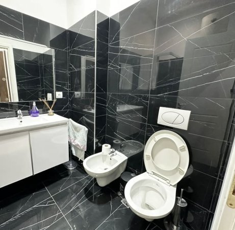 Tirane, jap me qera apartament 2+1+Ballkon Kati 8, 95 m² 800 € (Rruga Kavajes)