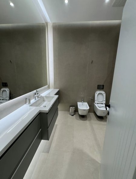 Tirane, jap me qera apartament 1+1+Ballkon Kati 8, 75 m² 800 € (Rruga Kavajes)