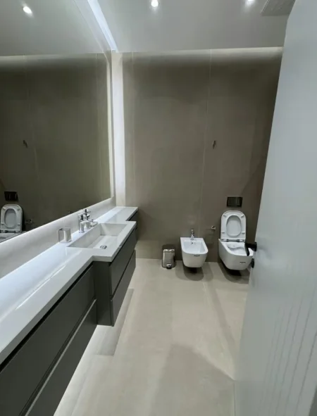 Tirane, jap me qera apartament 1+1+Ballkon Kati 8, 75 m² 800 € (Rruga Kavajes)