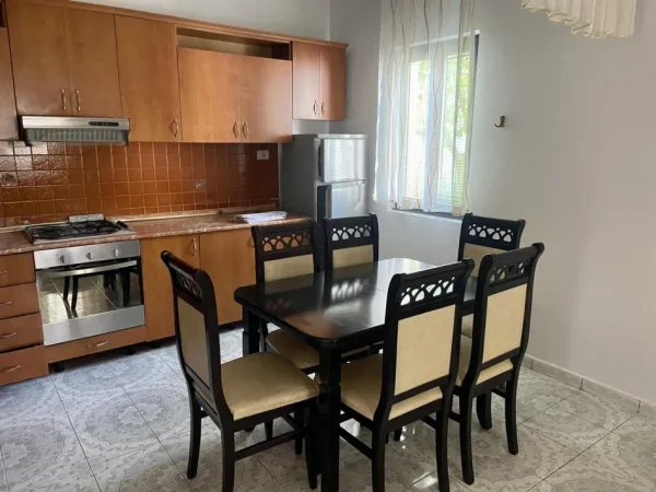 Tirane, jepet me qera apartament 2+1+Ballkon Kati 2, 110 m² 400 € (Vilat amerikane)