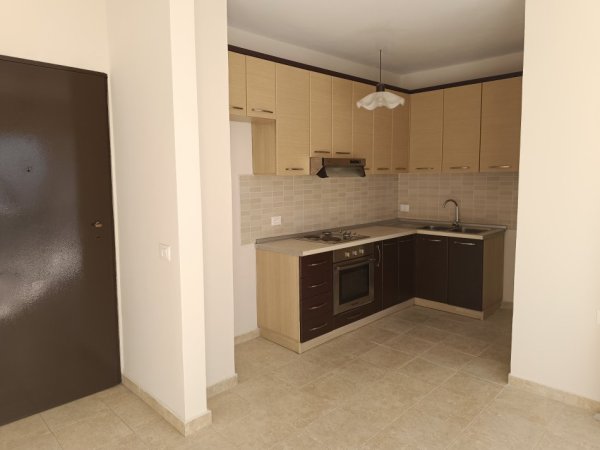 Tirane, jepet me qera apartament 1+1+Ballkon Kati 5, 50 m² 400 € (Ish Fusha e Aviacionit)