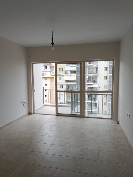 Tirane, jepet me qera apartament 1+1+Ballkon Kati 5, 50 m² 400 € (Ish Fusha e Aviacionit)