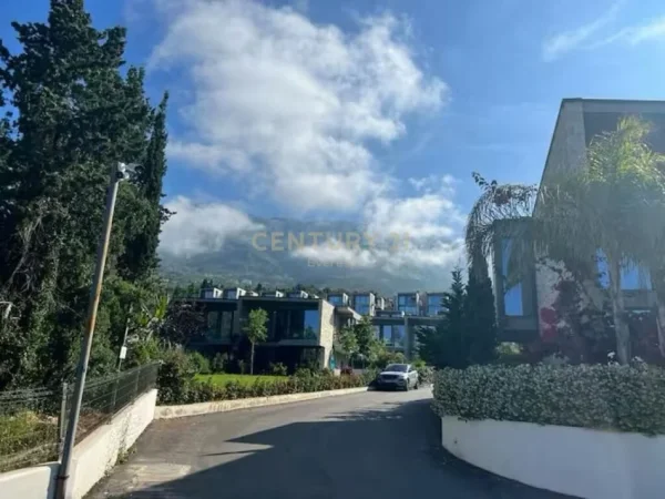 Vlore, shitet Vile 3+1+Aneks+Ballkon Kati 2, 152 m² 1.050.000 € (Rruga Peri Volo)