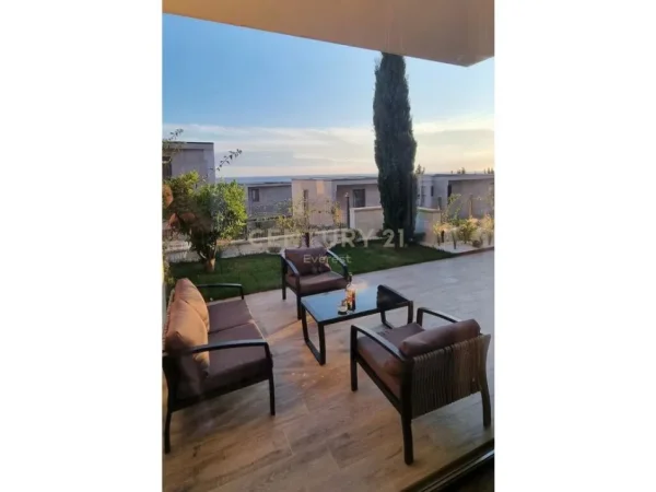 Vlore, shitet Vile 3+1+Aneks+Ballkon Kati 2, 152 m² 1.050.000 € (Rruga Peri Volo)