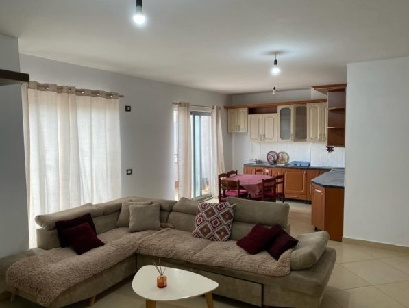 Tirane, jepet me qera apartament 3+1+Ballkon Kati 6, 150 m² 500 € (Rruga Ura)