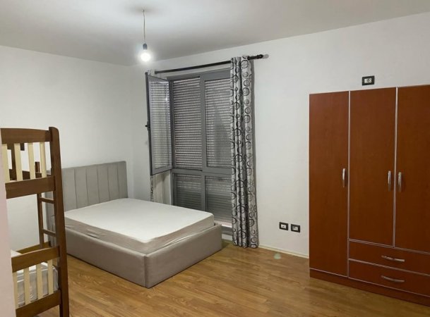 Tirane, jepet me qera apartament 3+1+Ballkon Kati 6, 150 m² 500 € (Rruga Ura)