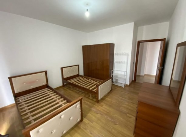 Tirane, jepet me qera apartament 3+1+Ballkon Kati 6, 150 m² 500 € (Rruga Ura)
