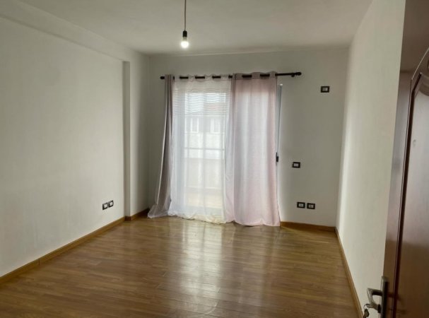 Tirane, jepet me qera apartament 3+1+Ballkon Kati 6, 150 m² 500 € (Rruga Ura)